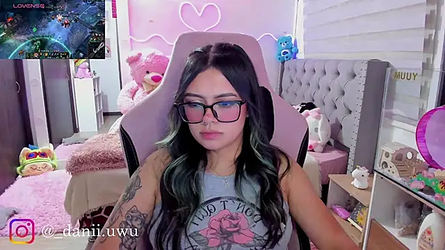 CuteDani  online show from July 18, 5:33 am