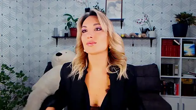 MillaXQueen online show from November 15, 12:50 pm