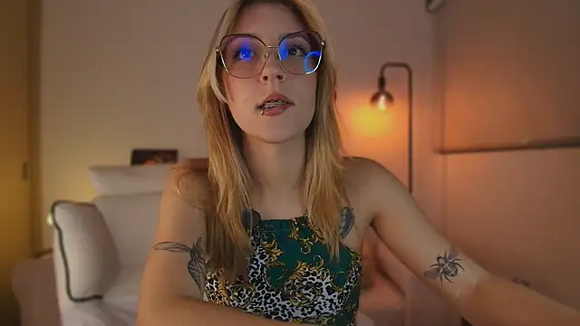 Snapshot of Dakotaa_ chatting on October 13, 5:21 am Dakotaa  online show from October 13, 5:21 am
