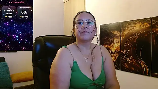 amalia brunette online show from December 22, 11:30 pm