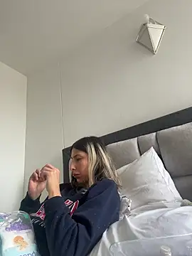 Ameellie online show from April 3, 4:38 pm