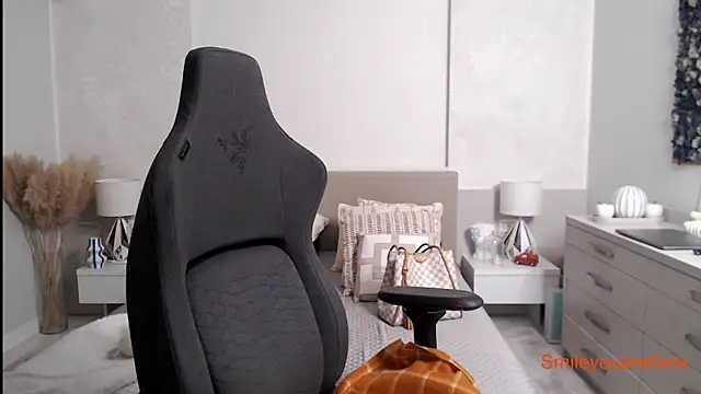 Smileyouarehere online show from September 28, 3:13 am