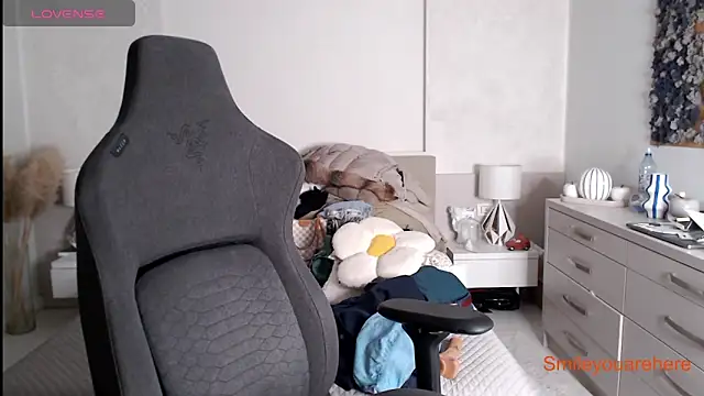 Smileyouarehere online show from December 2, 4:47 am