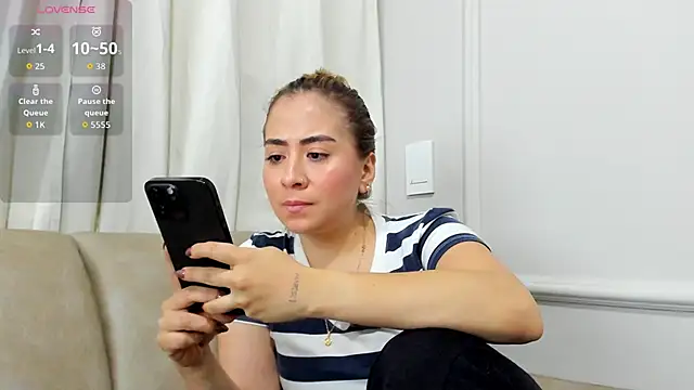 Lia walton online show from November 28, 5:05 pm