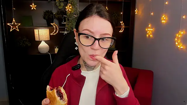 VeliraBraitberg online show from April 12, 10:40 am