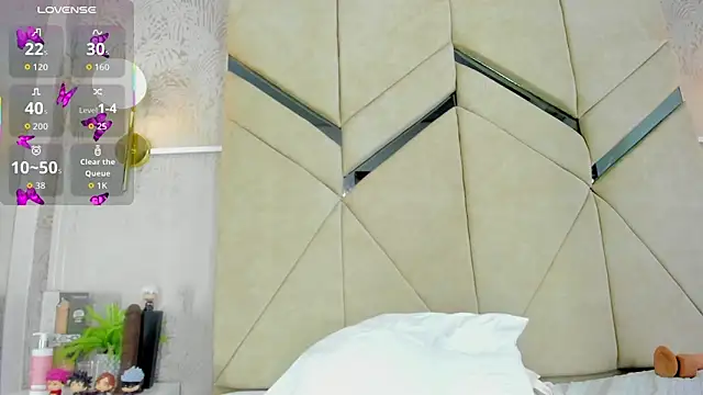 LiaVelez online show from April 14, 5:46 pm