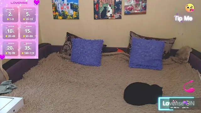 JuliaKeln online show from June 2, 1:45 pm