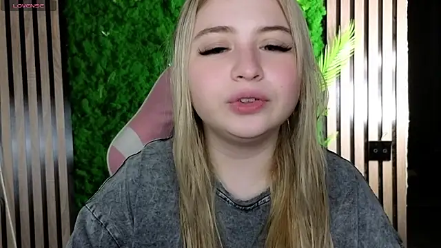 Snapshot of shy_blondiee chatting on October 29, 11:07 pm shy blondiee online show from October 29, 11:07 pm