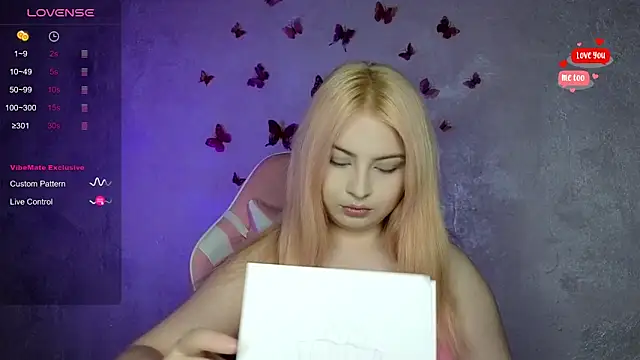 Snapshot of shy_blondiee chatting on September 18, 8:40 pm shy blondiee online show from September 18, 8:40 pm