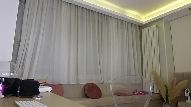 HaileyRoses online show from October 3, 6:40 am