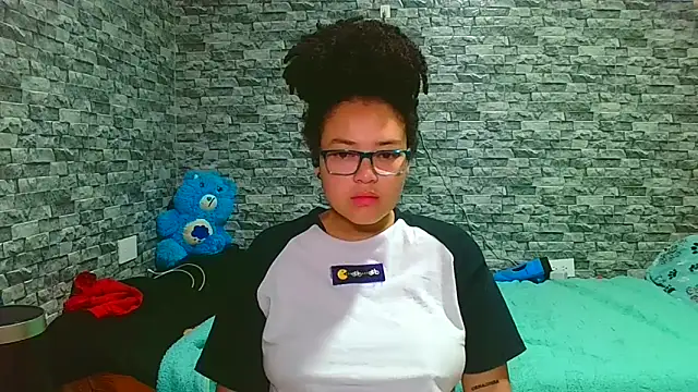 vanellope12 online show from March 26, 7:21 am