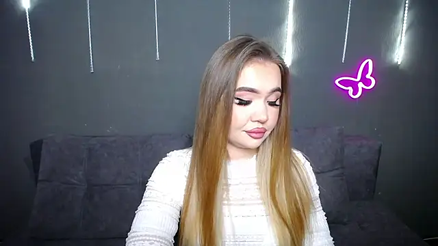 StacyYellig online show from April 18, 8:53 pm