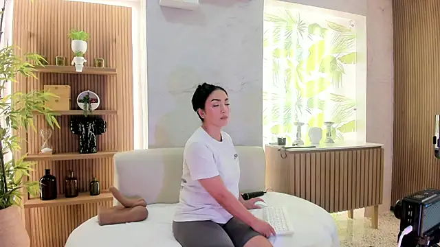 LIAH IZUMI online show from June 11, 1:08 pm