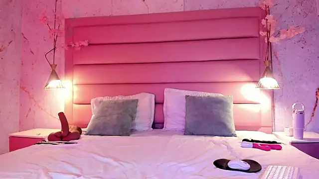 LIAH IZUMI online show from September 18, 1:42 pm