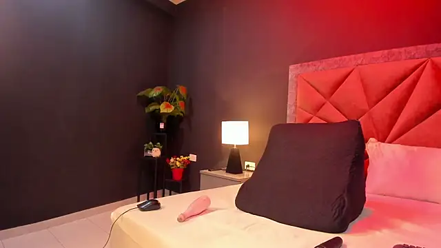 mia milff online show from February 11, 7:04 pm