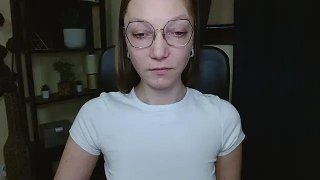 EmillyPlay online show from February 13, 7:10 am