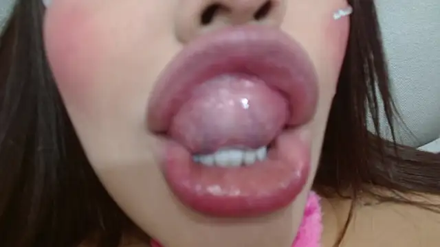 emily brontee  online show from October 31, 1:48 pm