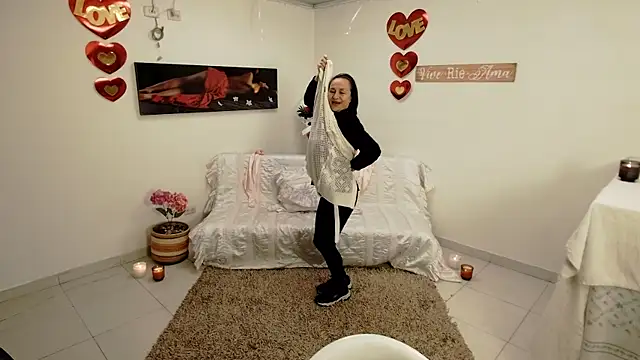 Latin Lola online show from April 8, 8:33 pm