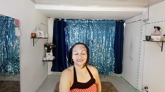 Latin Lola online show from March 13, 8:10 pm