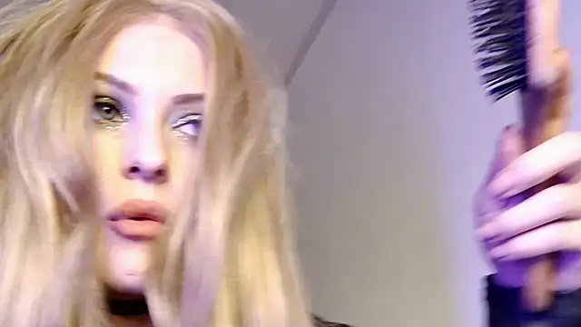 caarlywhitee online show from December 19, 12:37 am