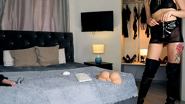 InvitingTina online show from April 10, 7:25 am