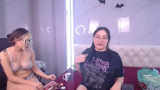 Snapshot of Little_Cuttie_ chatting on October 21, 3:43 am Little Cuttie online show from October 21, 3:43 am