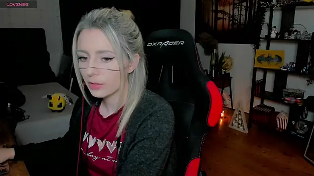 Lisaonthemoon online show from November 30, 8:24 pm