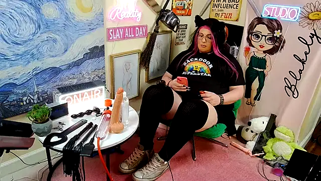 Blakelytgirl online show from April 18, 5:43 am