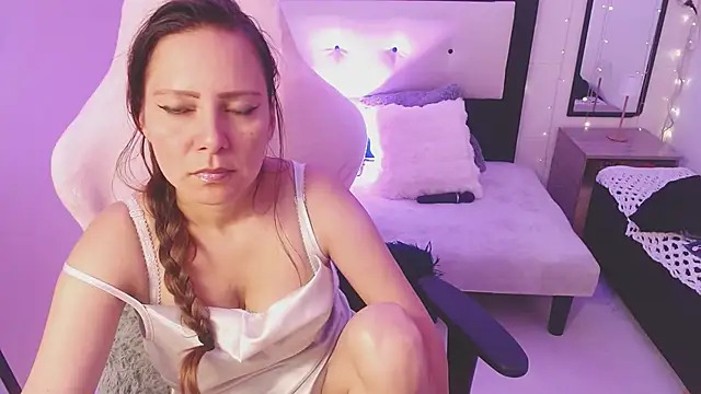 camila delarosa online show from June 6, 4:13 pm