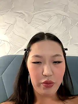 Snapshot of Aiko_Yumi chatting on October 8, 7:29 pm Aiko Yumi online show from October 8, 7:29 pm