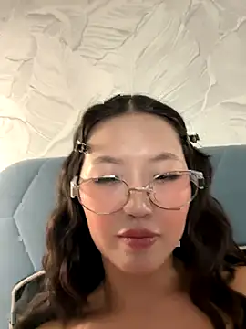 Snapshot of Aiko_Yumi chatting on October 2, 8:47 pm Aiko Yumi online show from October 2, 8:47 pm