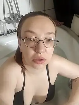 Isabella Geney online show from April 23, 1:13 pm