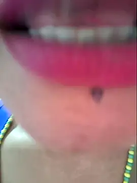 gatadeojosclaros online show from April 17, 1:40 am