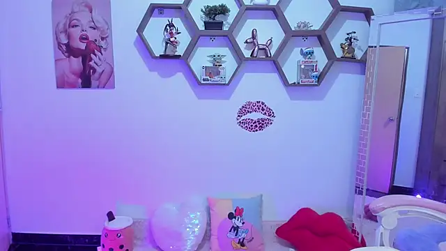 SharonSander online show from April 2, 11:35 pm