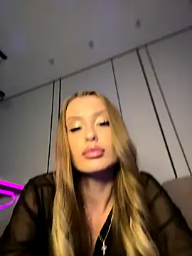 Snapshot of Sweet__Milly chatting on October 22, 4:01 pm Sweet Milly online show from October 22, 4:01 pm