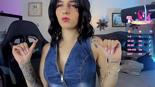 Snapshot of devlin_violett chatting on October 1, 1:32 am devlin violett online show from October 1, 1:32 am