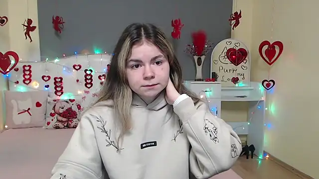 TinaRedly online show from February 1, 6:28 pm