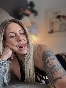 blondebitch2 online show from September 22, 8:57 am