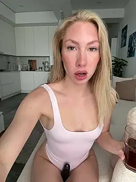 LuisaBecker online show from April 18, 8:50 am