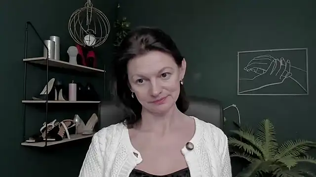 VivianWILD online show from December 18, 8:30 am