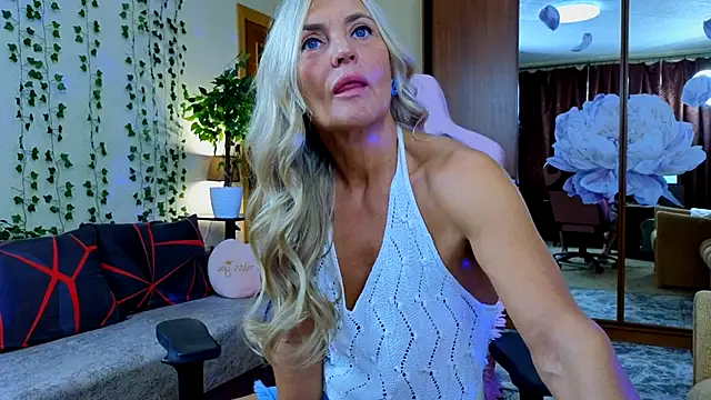 Snapshot of amelia_blondy chatting on October 21, 9:24 am amelia blondy online show from October 21, 9:24 am