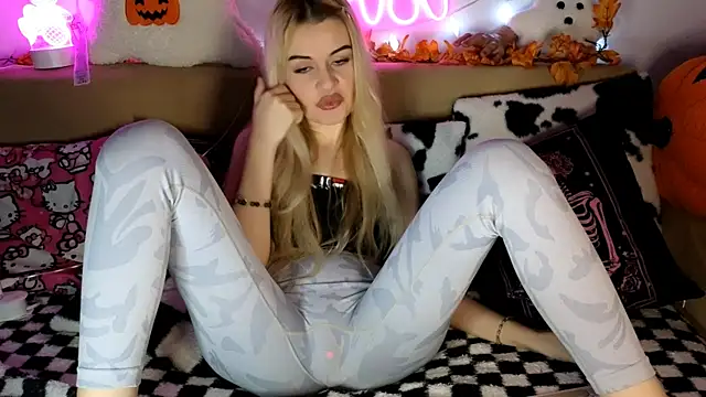 nicollewetpussy online show from October 25, 6:04 pm