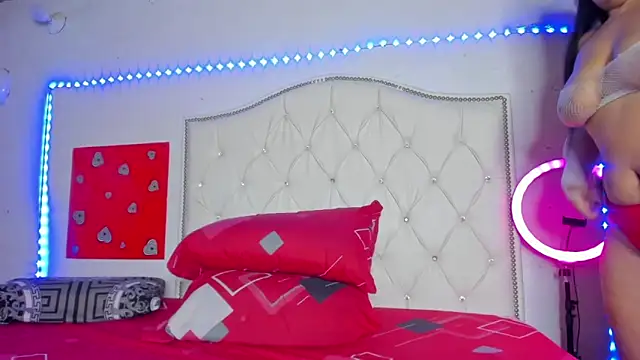 Elettrahot  online show from February 3, 6:22 am