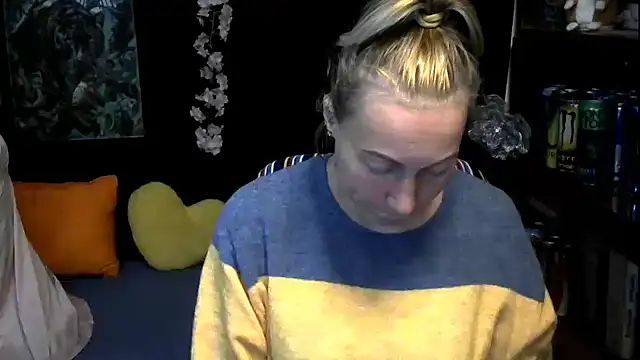 wLESLYMOSw online show from October 24, 9:49 am