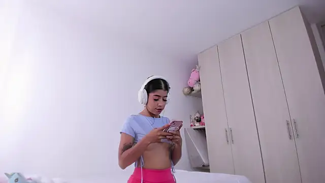 Snapshot of analia_collins chatting on September 19, 2:05 pm analia collins online show from September 19, 2:05 pm