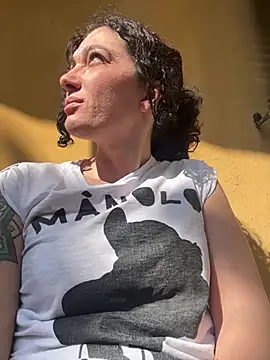 Strawberry queens online show from April 16, 1:55 pm