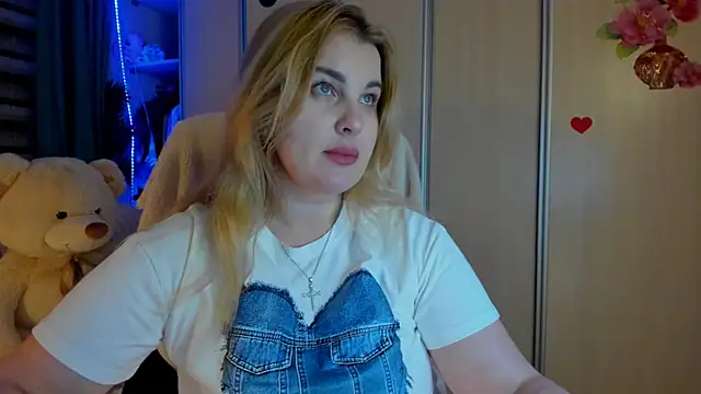 CoraSwon online show from March 25, 7:28 pm