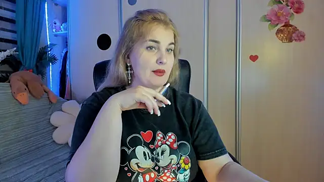 CoraSwon online show from February 15, 3:44 pm