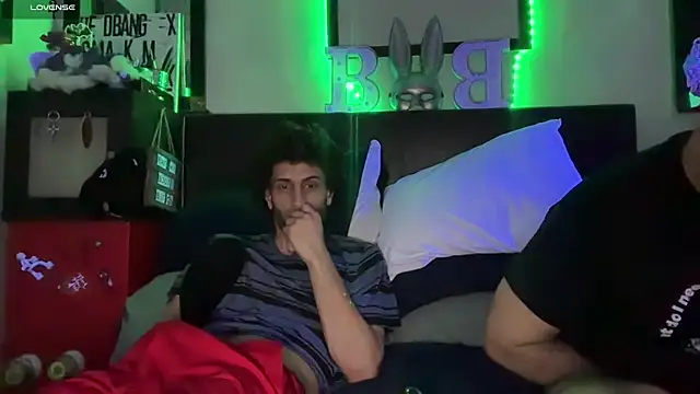 pantslesstraveler plt online show from November 12, 5:16 am