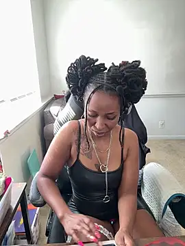 LeyaHoneybuns online show from April 7, 4:20 pm